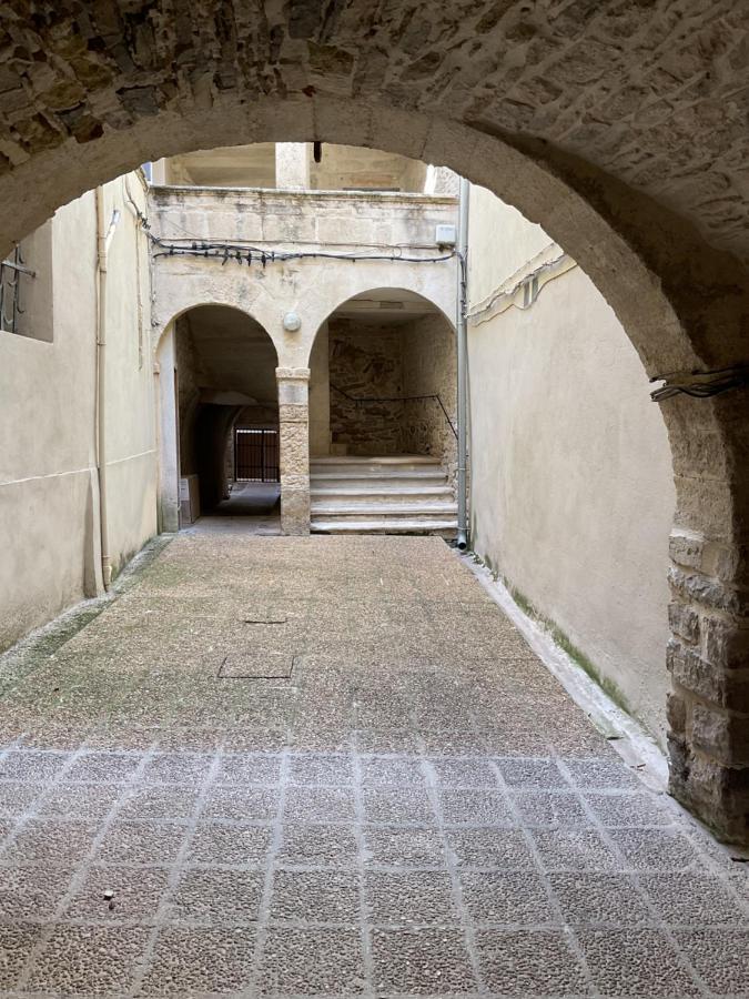 Place Aux Herbes Appartement Nîmes Buitenkant foto